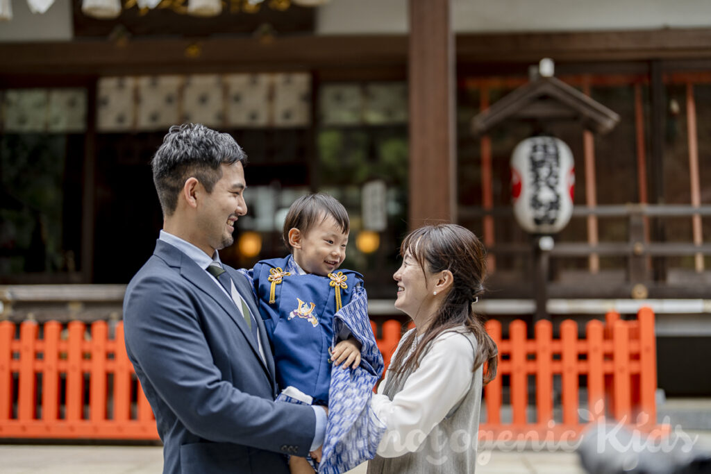 パパとママに見守られる3歳男の子の七五三撮影記念写真。