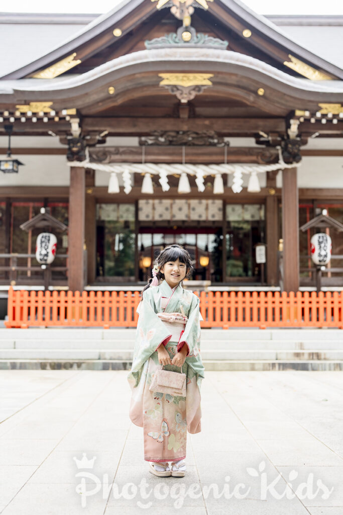千葉県鎌ケ谷市・道野辺八幡宮で撮影した7歳の七五三女の子の晴れやかなソロショット