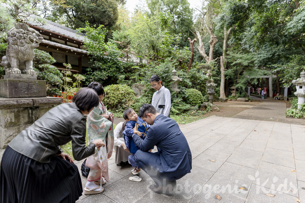 出張撮影中にお草履をはかせてもらうかわいい男の子