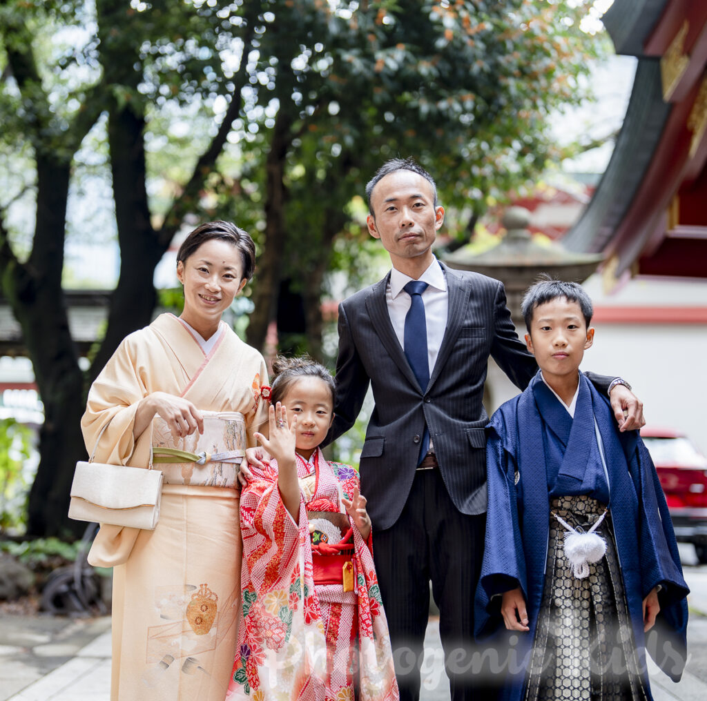 プレゼントを見せて笑顔の家族写真（赤坂日枝神社）