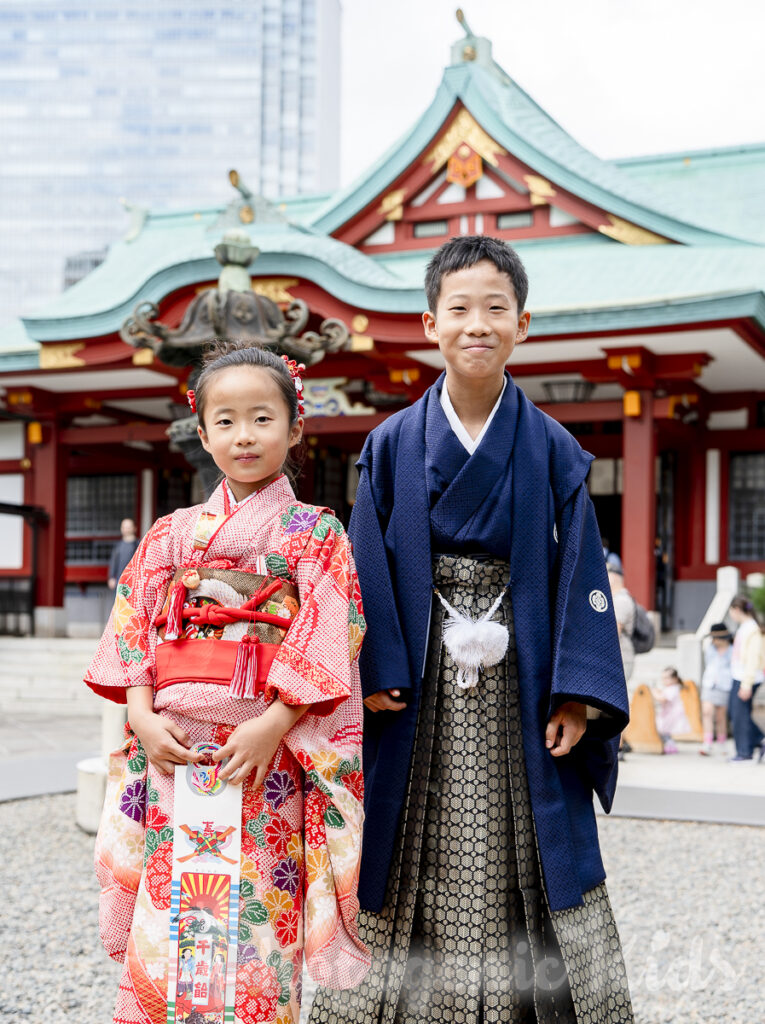 1/2成人式と七五三の兄妹が赤坂日枝神社でお祝いする写真