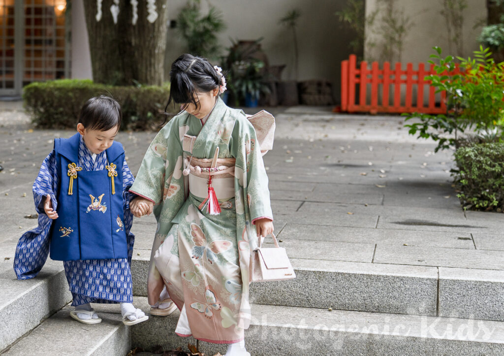 道野辺八幡宮の境内で手をつないで歩く姉弟の家族写真