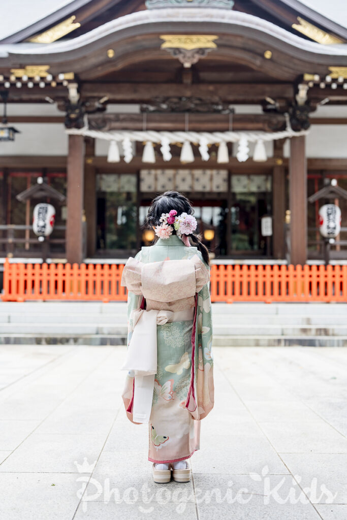 道野辺八幡宮で撮影した7歳女の子の後ろ姿。