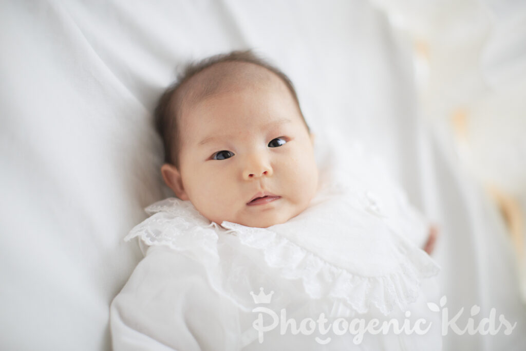 千葉県鎌ケ谷市でのご自宅撮影、お宮参りの記念に笑顔の赤ちゃんポートレート