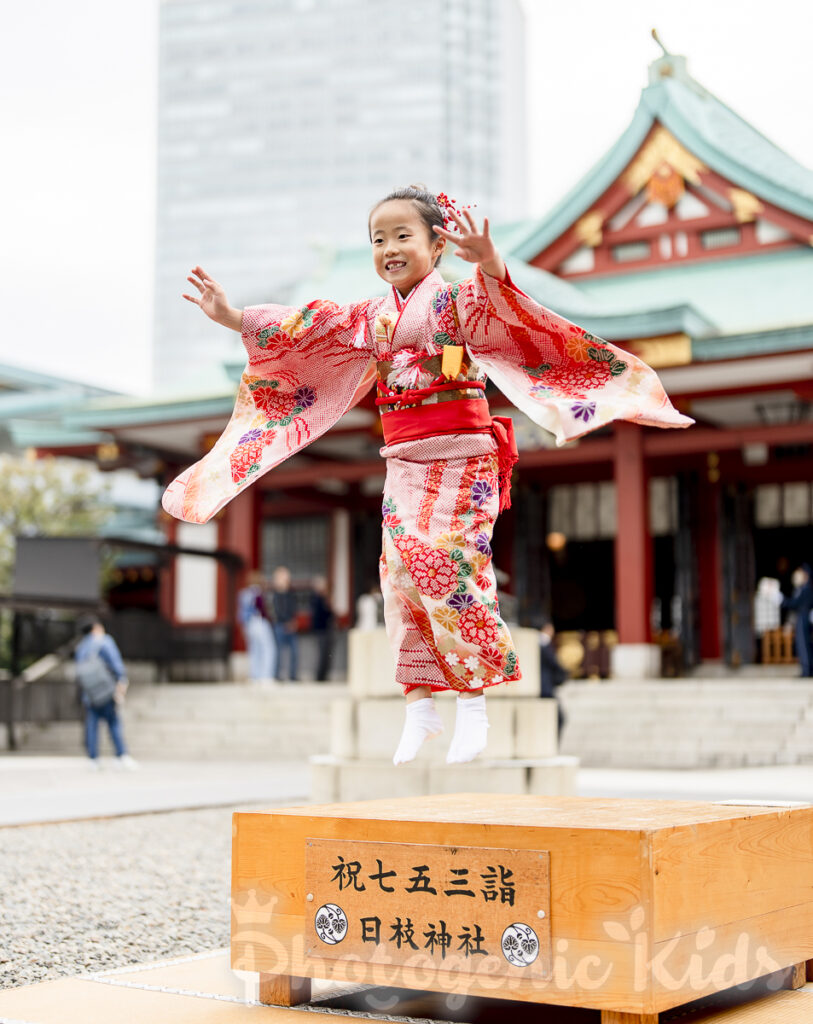 日枝神社の碁盤からジャンプする前の女の子の元気なポーズ