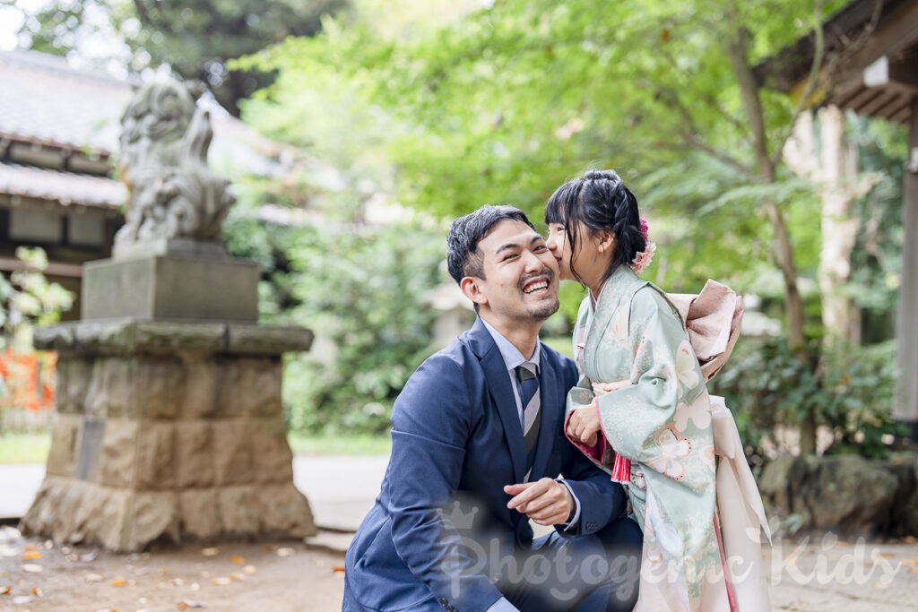 七五三で娘さんがパパにチューする写真。