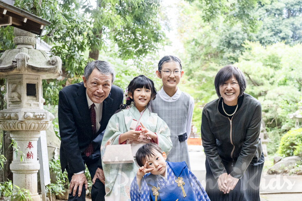 三世代で祝う七五三の記念写真、鎌ケ谷の神社にて