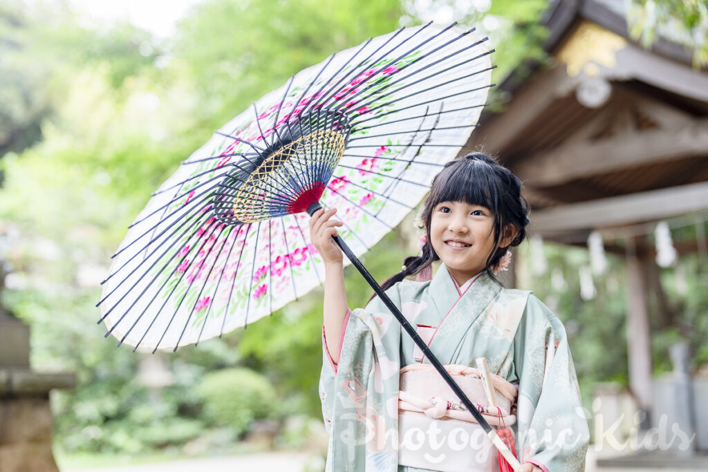 道野辺八幡宮の自然光に包まれた7歳女の子の七五三記念写真