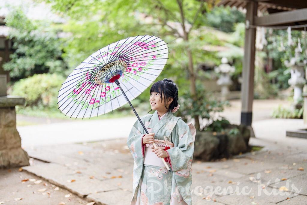 千葉県鎌ケ谷市・道野辺八幡宮で撮影した7歳の七五三女の子の晴れやかなソロショット