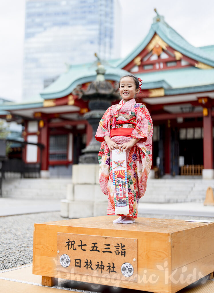 七五三 碁盤フォト 千歳飴を持った女の子 背景写り込みな