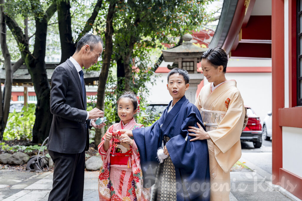 赤坂日枝神社で撮影した家族写真とプレゼントのシーン