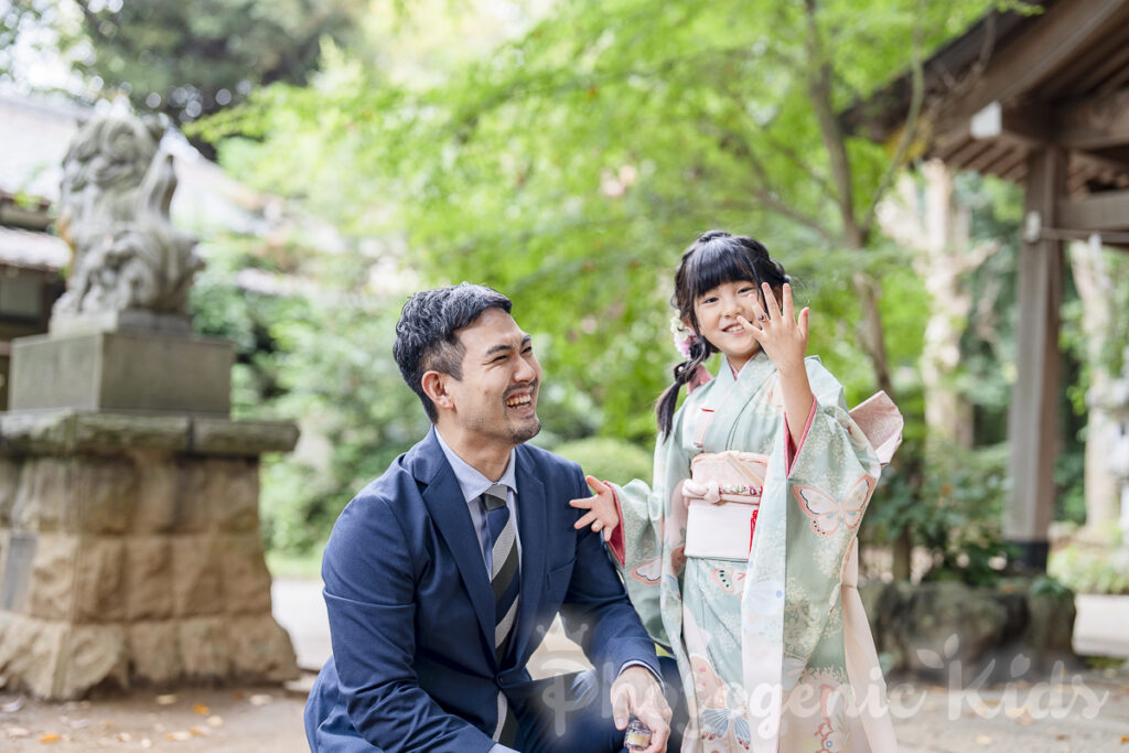 七五三の撮影で、パパからのサプライズプレゼントの指輪と一緒に写る七歳女の子の自然な笑顔