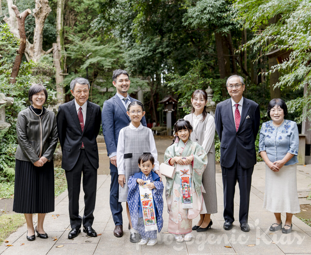 鎌ケ谷市の道野辺八幡宮で、自然光の中撮った家族の笑顔