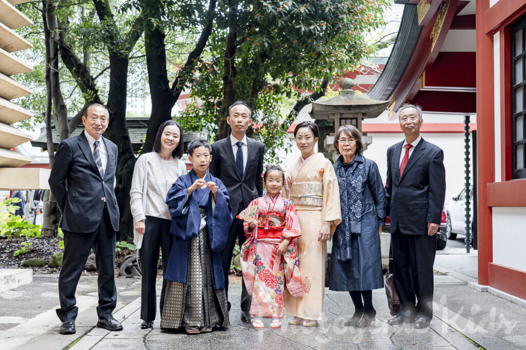 日枝神社の穴場、混み合わない場所で撮った七五三家族の集合写真