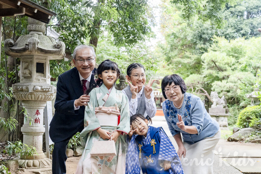 道野辺八幡宮で、祖父母に囲まれた七五三の笑顔