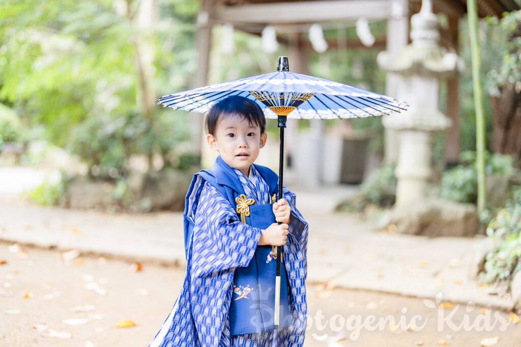 道野辺八幡宮で撮影した3歳男の子の自然な笑顔の記念写真