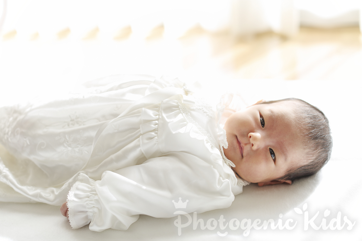 千葉県鎌ケ谷市でのご自宅撮影、お宮参りの記念に笑顔の赤ちゃんポートレート