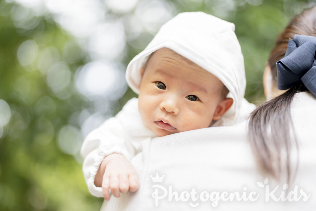 道野辺八幡宮でのお宮参り緑あふれる境内で赤ちゃんの写真