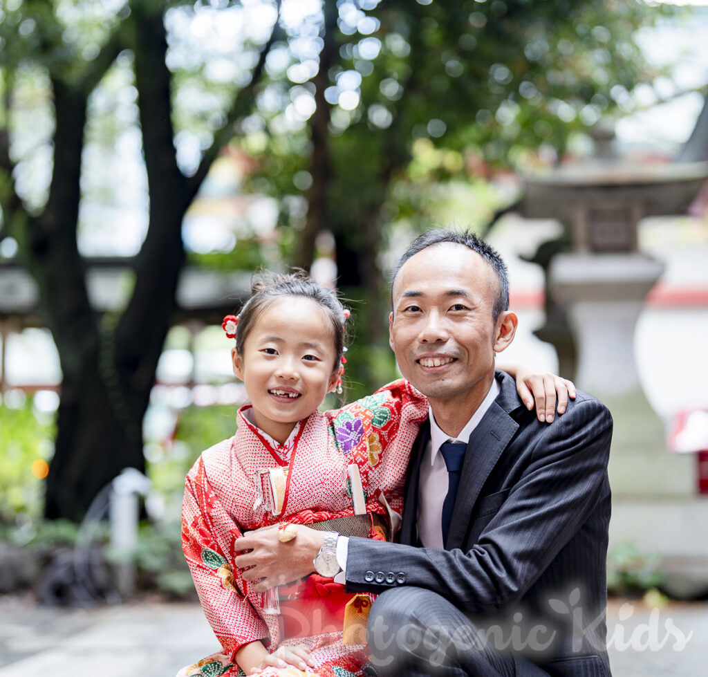 赤坂日枝神社での親子の自然な笑顔