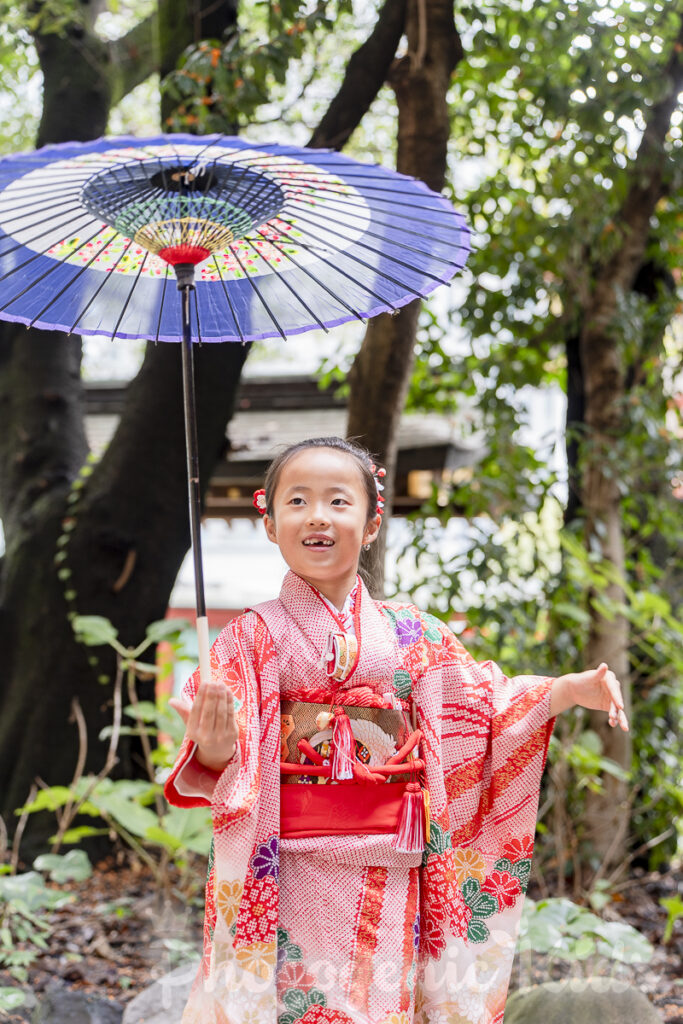 和傘を持つ女の子の楽しそうな瞬間