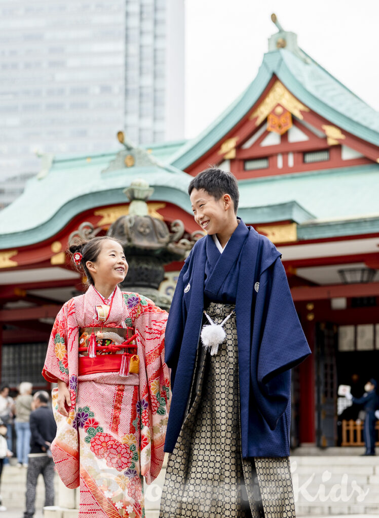 見つめ合って自然に笑顔がこぼれる兄妹の七五三・1/2成人式記念写真