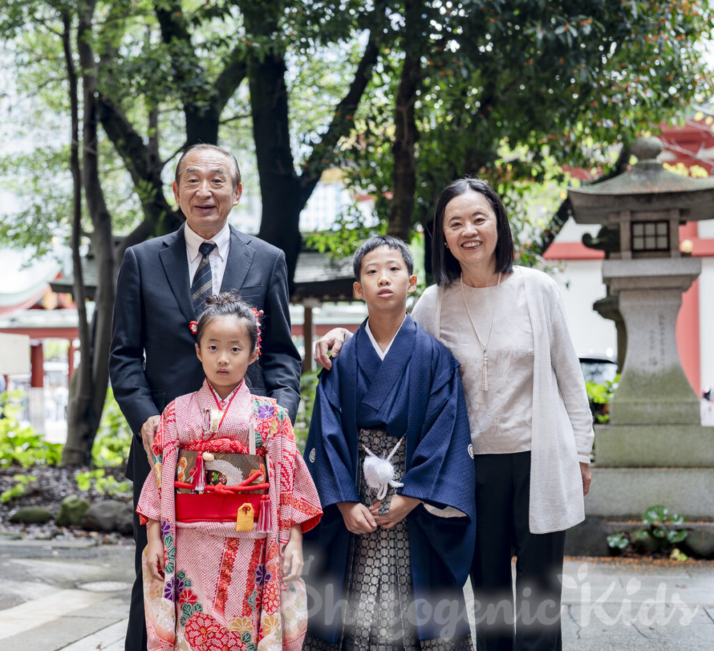 祖父母様とお孫さんが一緒に写る家族写真（赤坂日枝神社）