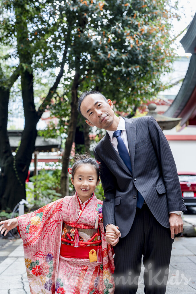 七五三で撮影した親子の自然な手つなぎシーン