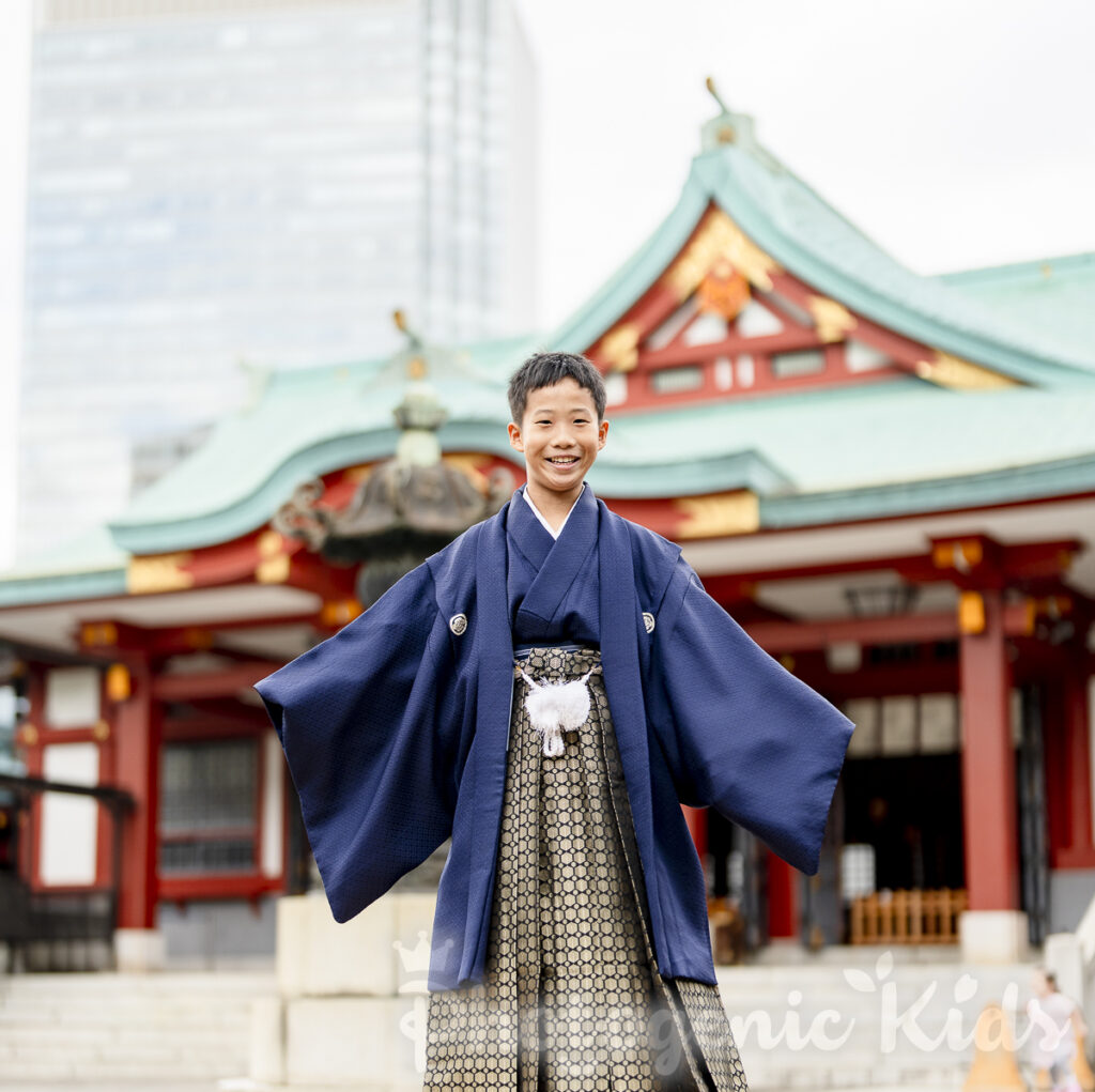 力強く凛々しい表情の紋付き袴姿の1/2成人式写真