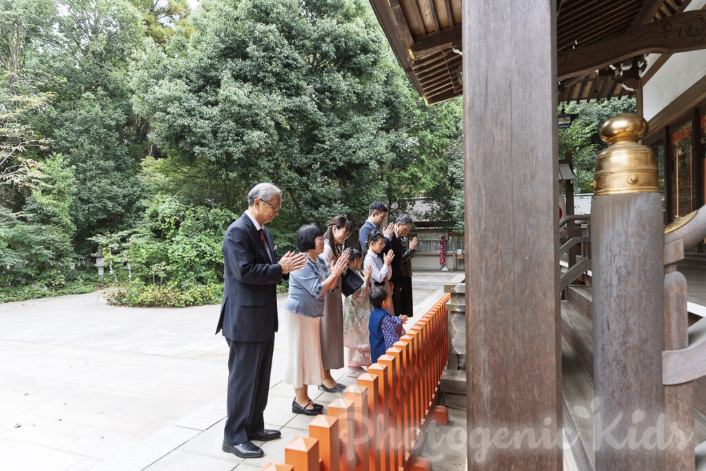 千葉県鎌ケ谷市・道野辺八幡宮ご本殿前で家族そろってお参りする七五三の様子