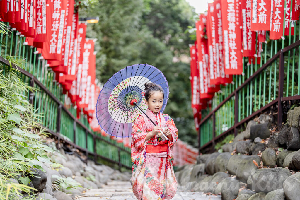 山王稲荷神社参道で和傘を持つ七歳女の子の写真