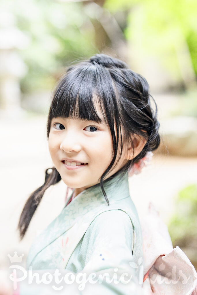 道野辺八幡宮の自然光に包まれた7歳女の子の七五三記念写真