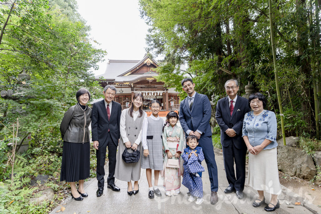 道野辺八幡宮本殿前で撮影した、三世代が集う温かな家族写真