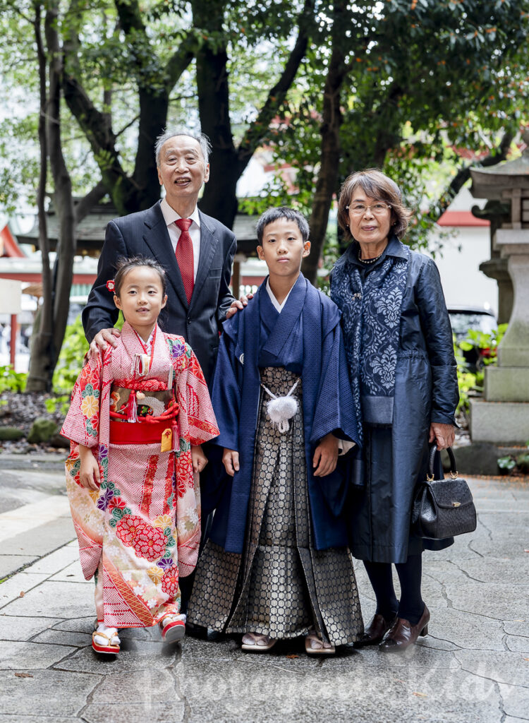 日枝神社で祖父母とお孫さんが揃った家族写真