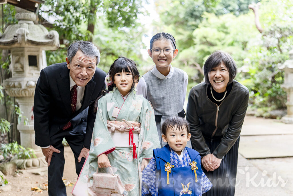 三世代で祝う七五三の記念写真、鎌ケ谷の神社にて