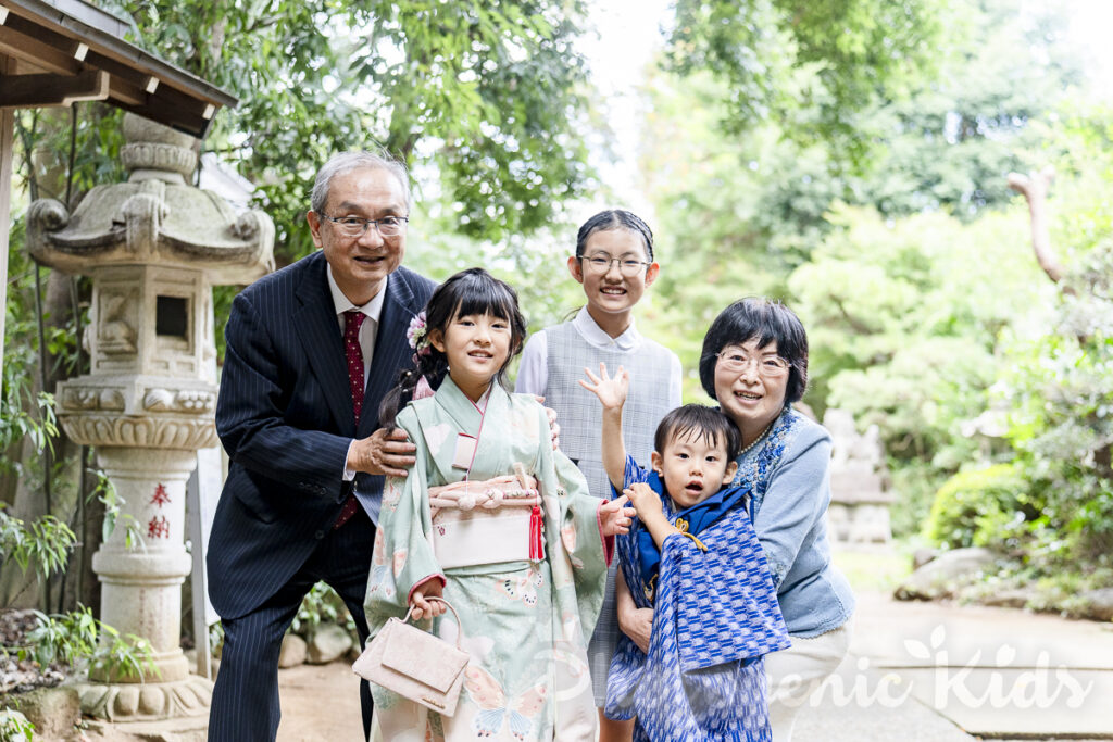 道野辺八幡宮で、祖父母に囲まれた七五三の笑顔