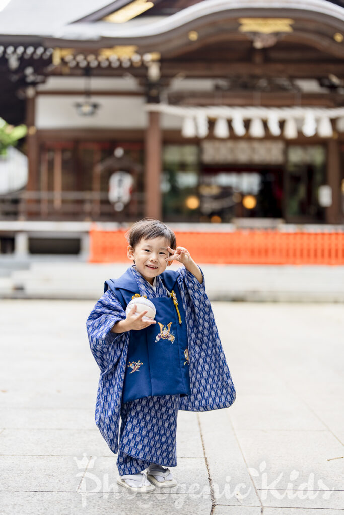道野辺八幡宮で撮影した3歳男の子の自然な笑顔の記念写真