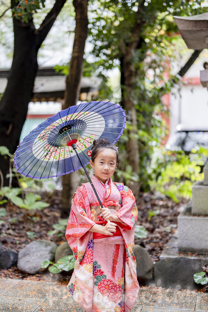 7歳女の子の七五三和傘ソロポートレート