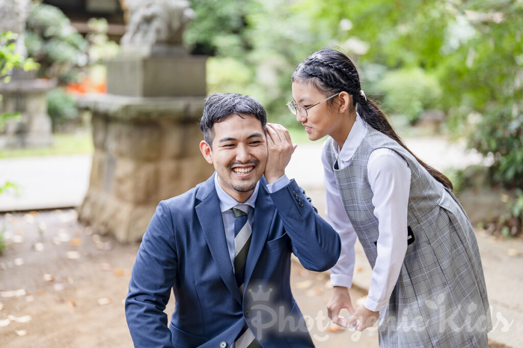 パパと娘さんの自然なツーショット写真。穏やかな時間が流れる優しい表情を捉えた一枚。