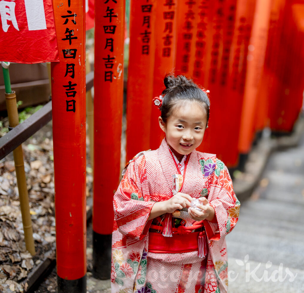 赤坂日枝神社の千本鳥居で撮影した七五三の7歳女の子の和装ソロ写真。