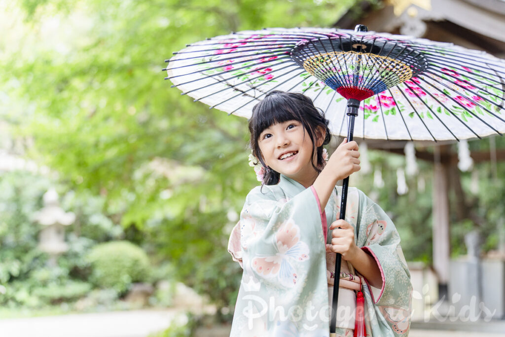 鎌ケ谷市の神社で撮影した7歳の女の子のかわいらしい表情のソロカット