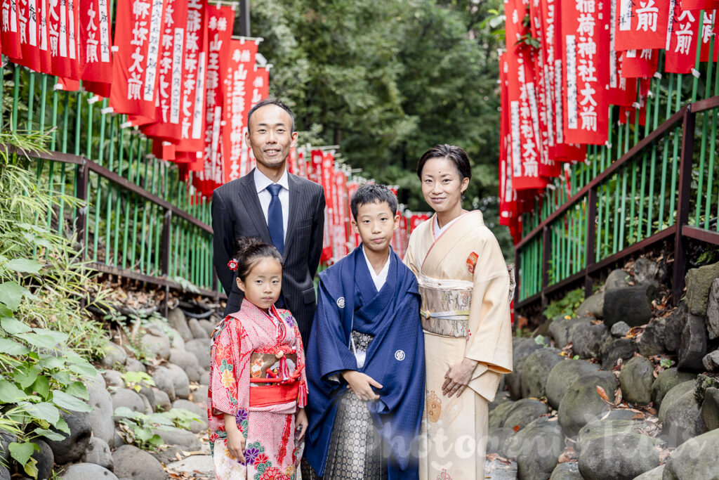 日枝神社の赤い旗が並ぶ撮影スポットの写真