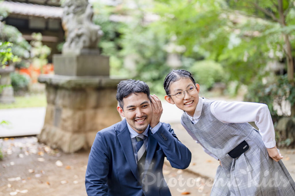 パパと娘さんの自然なツーショット写真。穏やかな時間が流れる優しい表情を捉えた一枚。