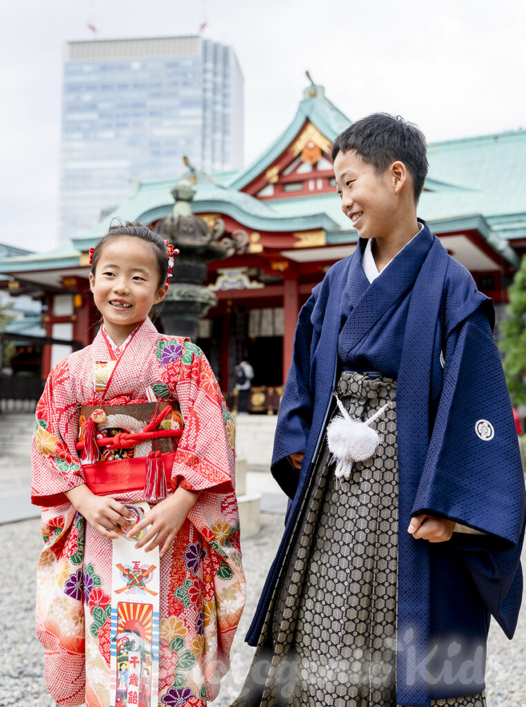 七五三 家族写真 1/2成人の兄と7歳の妹の見守りショット