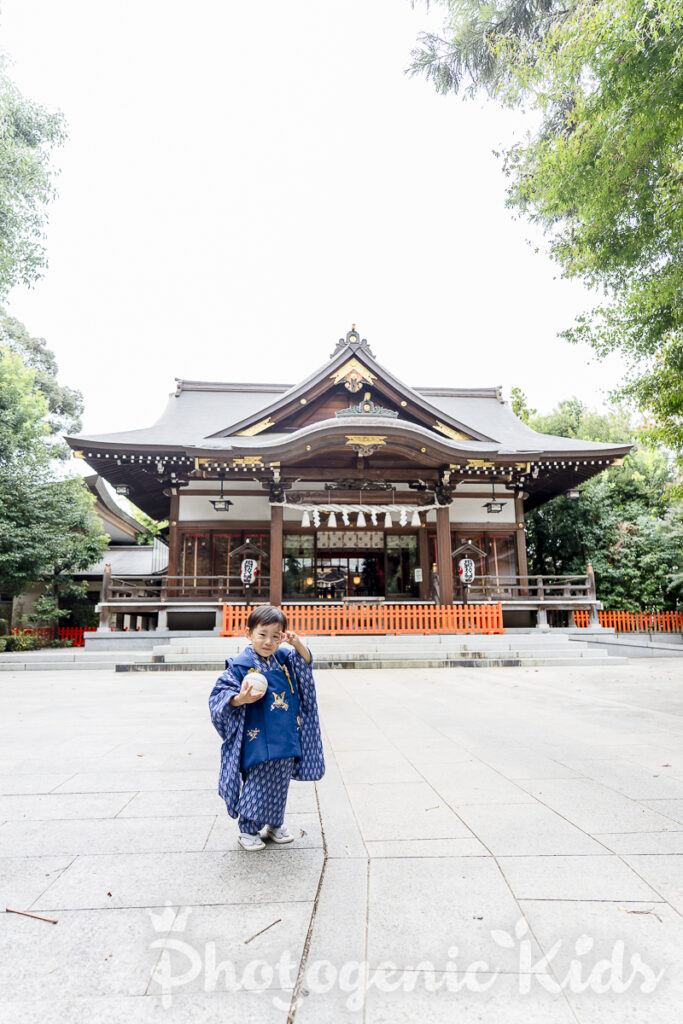 道野辺八幡宮で撮影した3歳男の子の自然な笑顔の記念写真