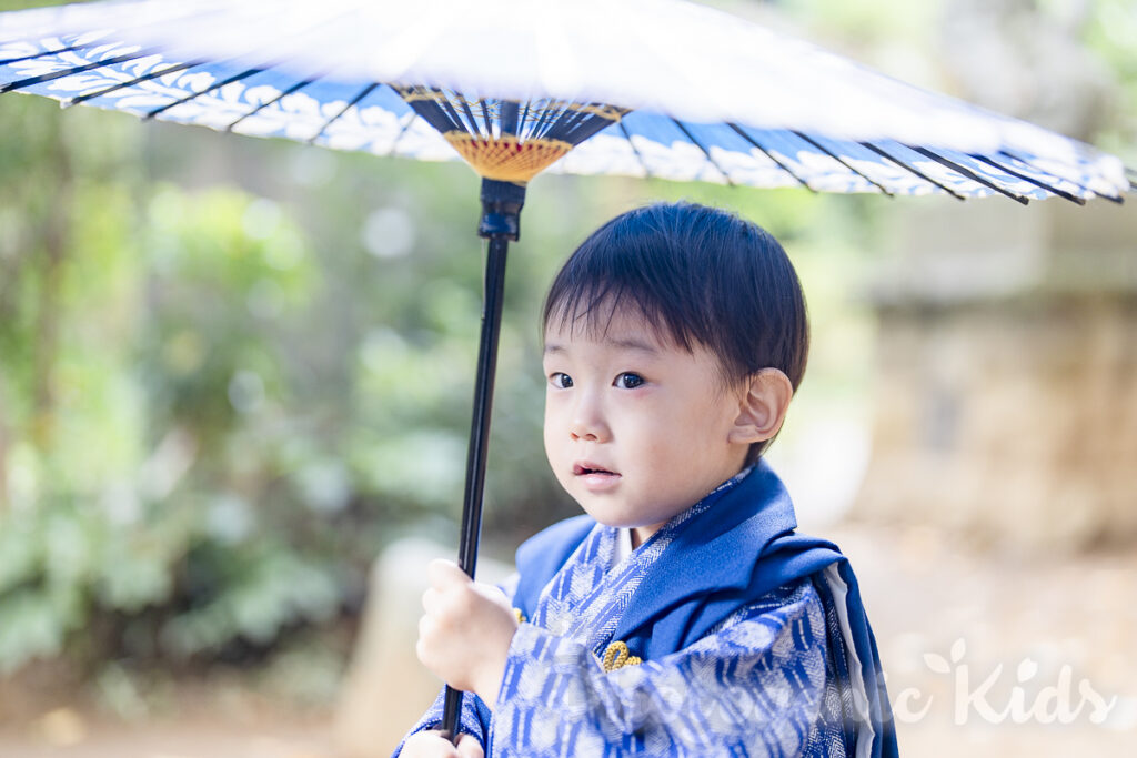 伝統的な被布を着た3歳男の子が神社の境内で撮影された姿