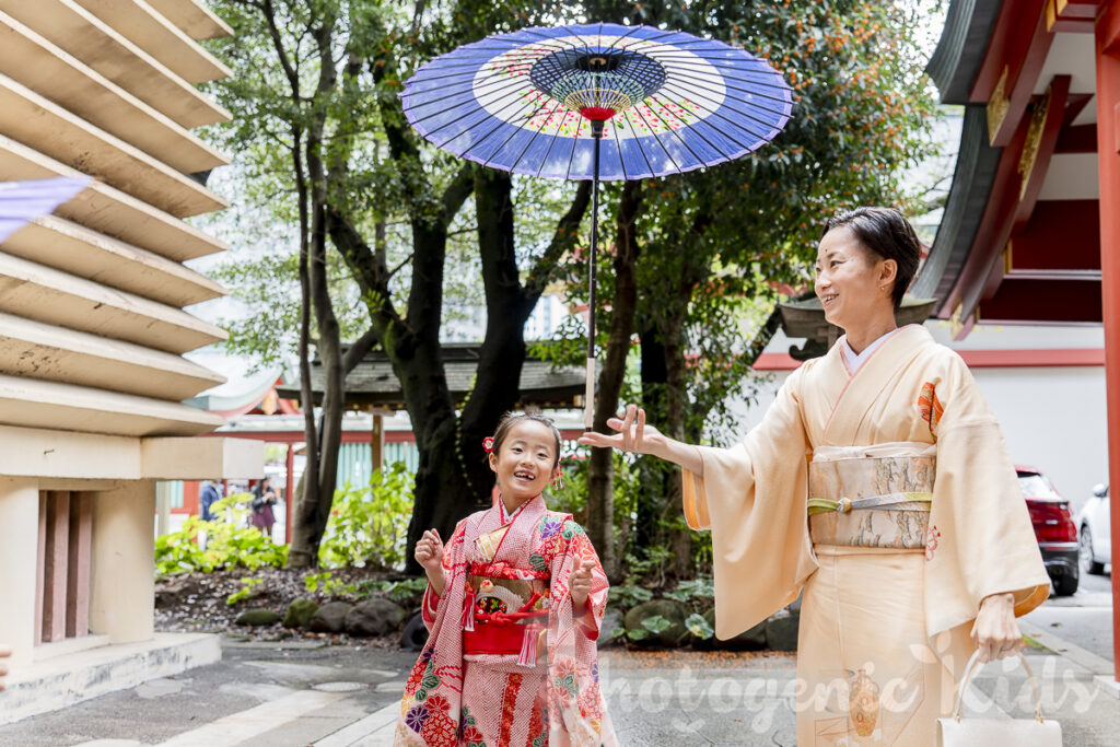 ママが和傘を持ち笑顔の女の子の七五三撮影風景