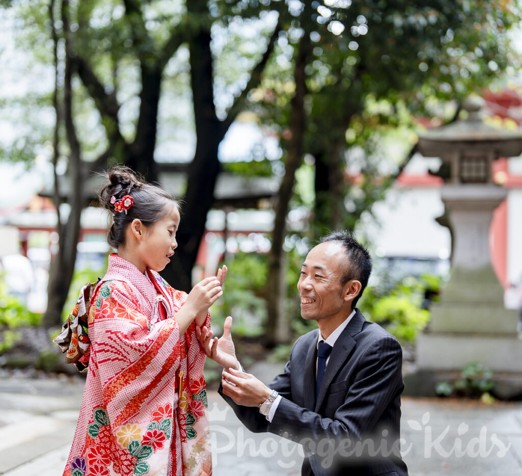 パパからプレゼントをもらって喜ぶ七五三の女の子