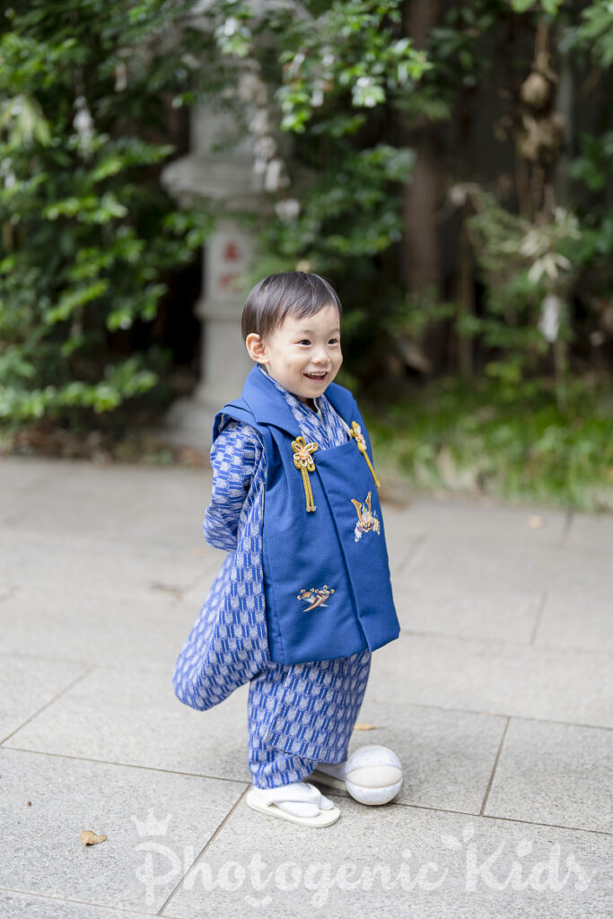 千葉県鎌ケ谷市・道野辺八幡宮での七五三、3歳男の子の元気なソロショット