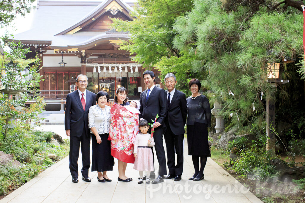 鎌ケ谷市の道野辺八幡宮にてお宮参りの晴れやかな記念写真
