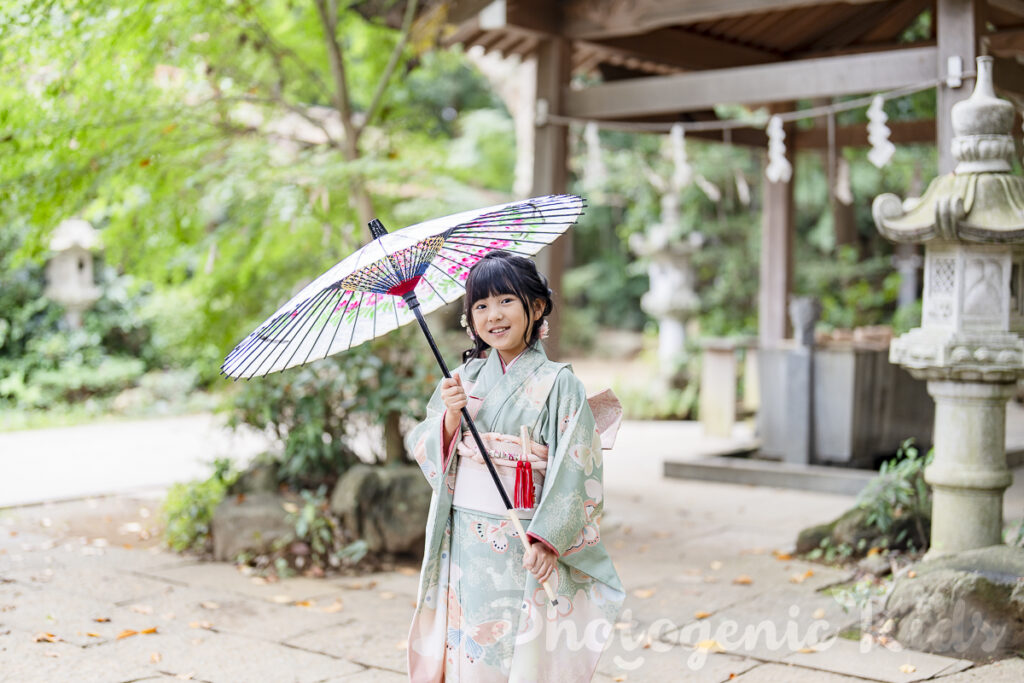 七五三のお祝いで七歳の女の子が美しい和傘を持つ写真